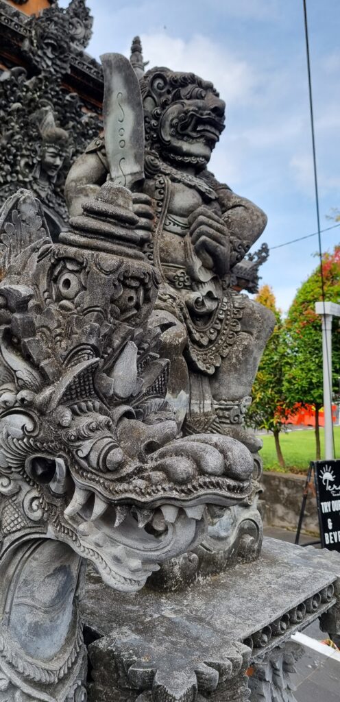 Statua di un guardiano in un tempio induista balinese