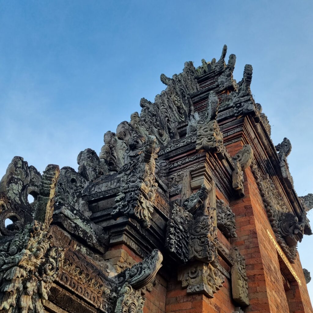 Decorazioni scolpite di un tempio tradizionale balinese