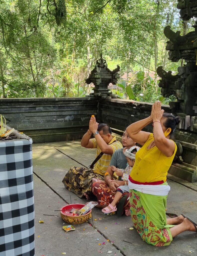 Offerta floreale tradizionale canang sari a Bali