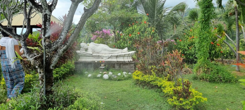 Statua del Buddha reclinato in un tempio a Bali
