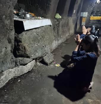 Momento di preghiera all’interno di un tempio a Bali