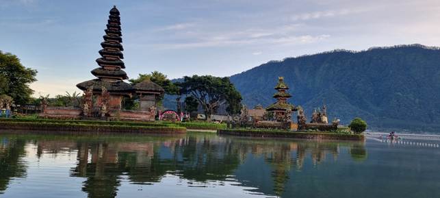Tempio balinese sulle rive del lago a Bali
